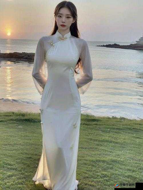 校花身着白色连衣裙惊艳脱衣瞬间引发众人关注