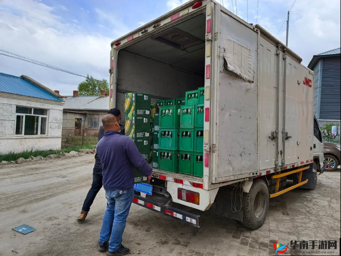 货车司机老周与跟车赵青小明的货运之旅