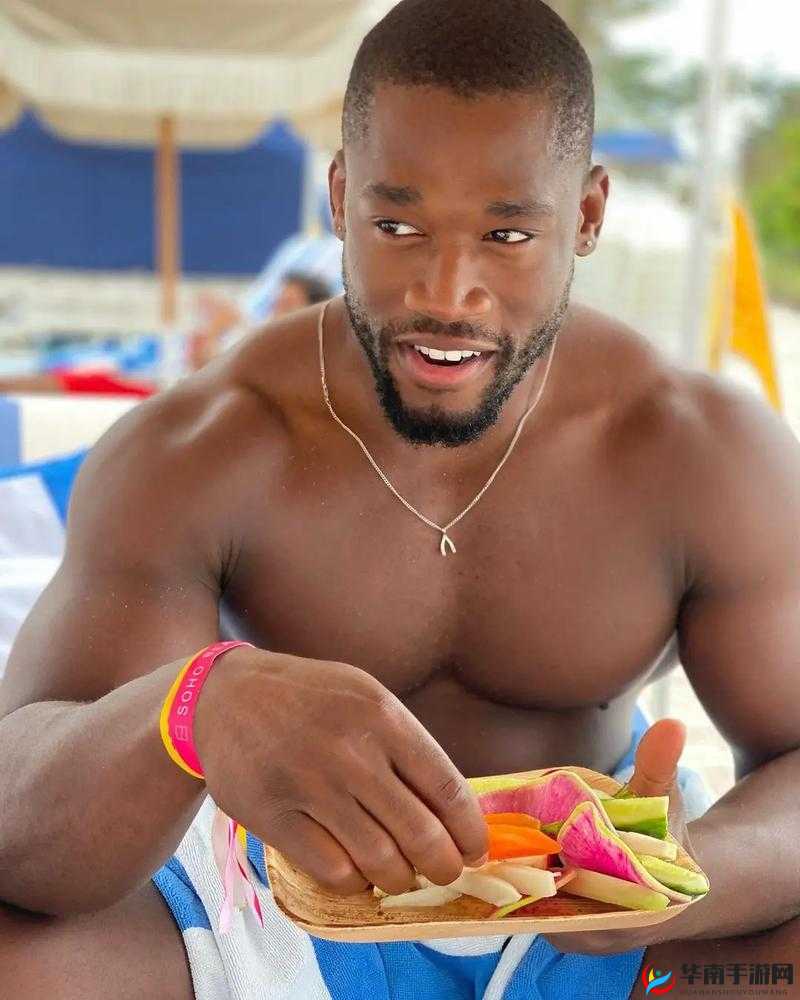 巨大欧美黑人肌肉猛男展示力量BBBB：令人惊叹的存在