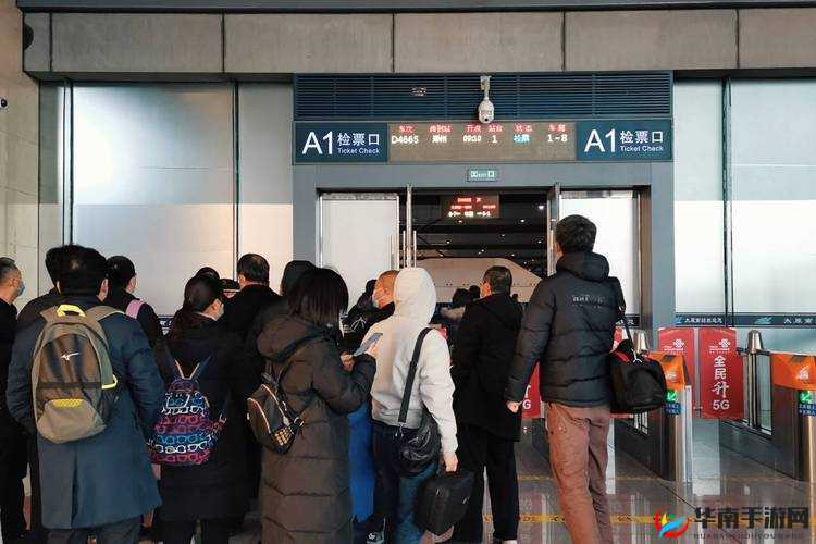 检票员用下面检票按尺寸上车：保障乘车秩序的关键举措