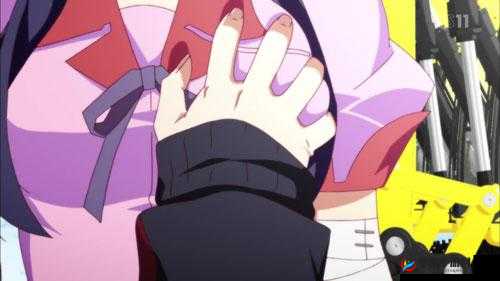 她的乳房在公车上被推高并揉弄,这是一个令人震惊的场景