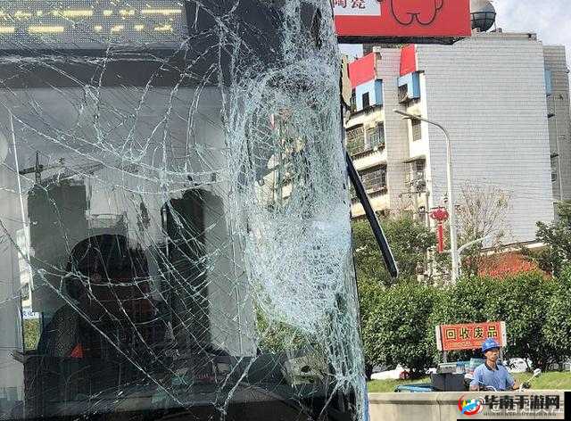 巨型公交车以撞击的速度越来越快,即将冲破挡风玻璃