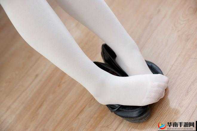 FXX 调教室白丝 m 开腿单脚吊：极致诱惑的私密时刻