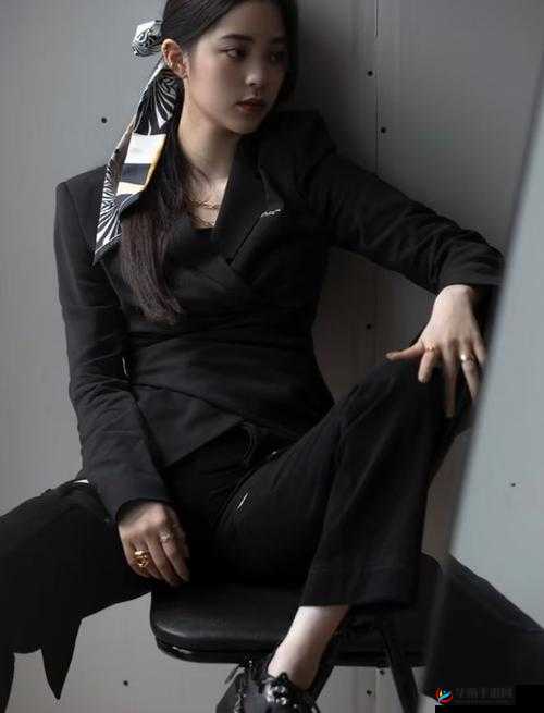 女人张开腿无遮无挡的私密画面引人遐想