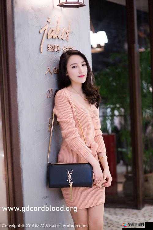 视频:老师真丝全开袍思施,展现女性优雅之美