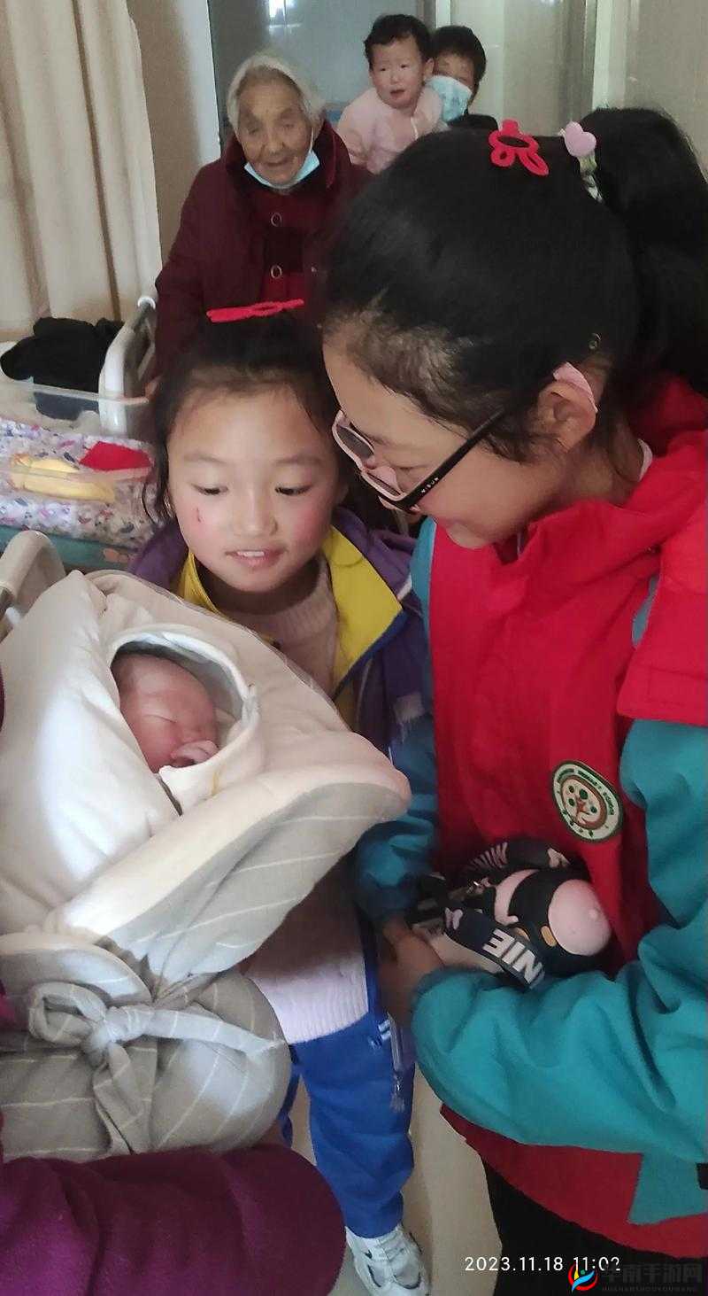 姐姐半夜饿醒，弟弟暖心投喂萝卜