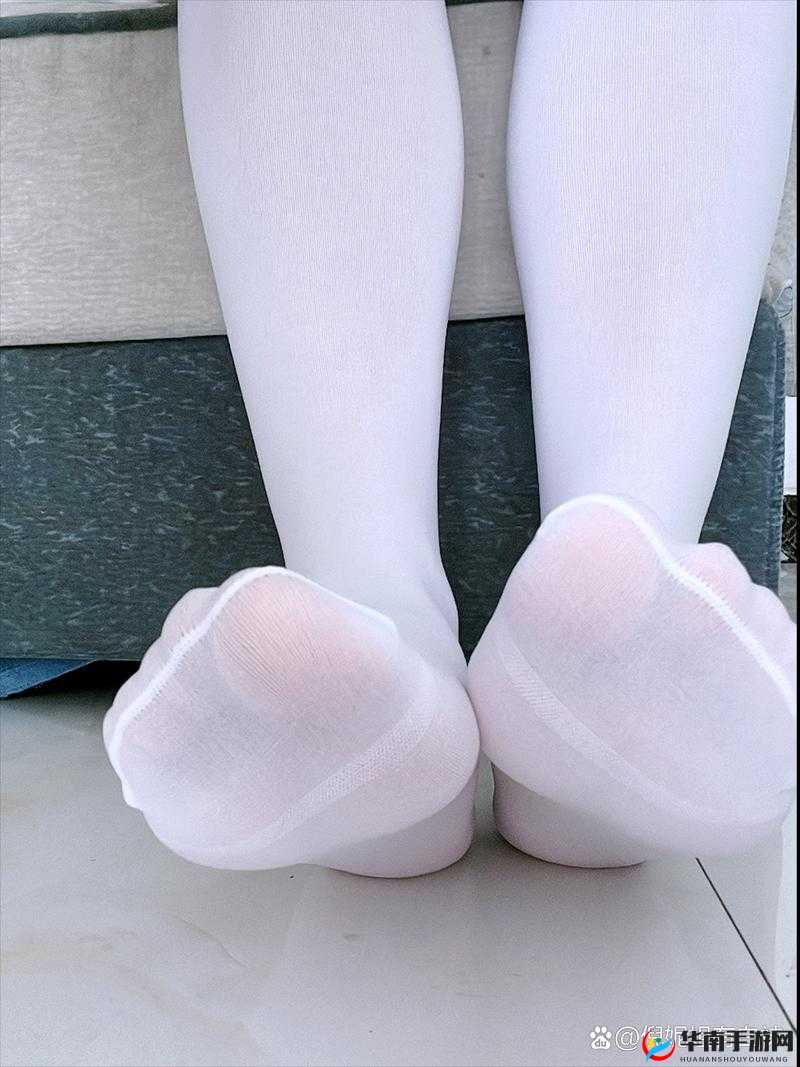 白丝袜美女遭男人 X 视频引发的热议