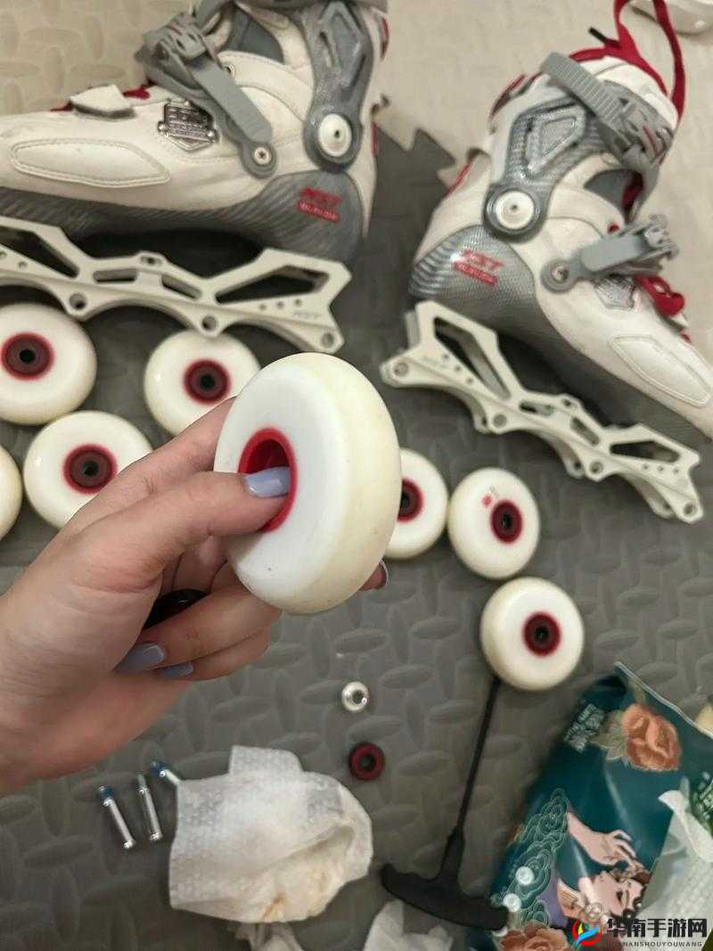 男女生拆拆拆很痛轮滑鞋:探索轮滑世界的别样体验