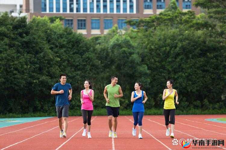 体育生之间的互动与交流：展现青春活力与拼搏精神