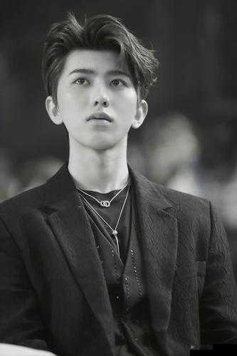 震惊小学生坤坤竟被放入女生坤坤中