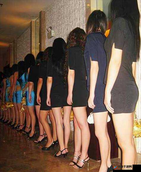 富姐按摩被抠到潮喷：关上门让技师干她