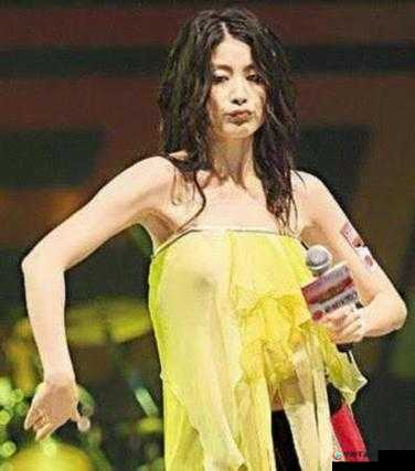 关于撕开内衣挠奶头和屁的奇特行为描述