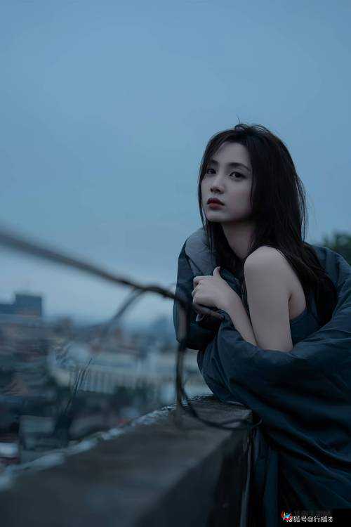 一面亲上边一面膜下边：独特情境下的复杂情感展现