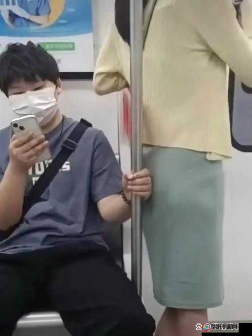 公交车上强摁行为伴随开腿呻吟令人震惊