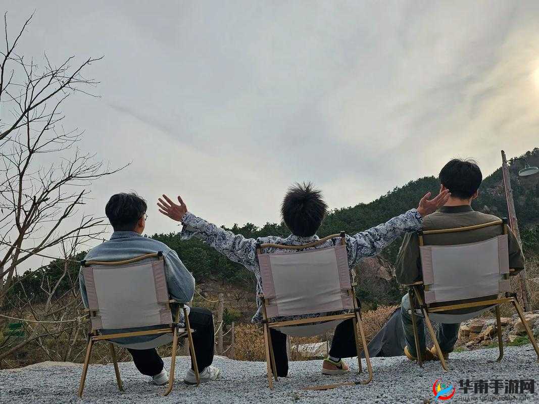 三人为众：上面二人，下边一人