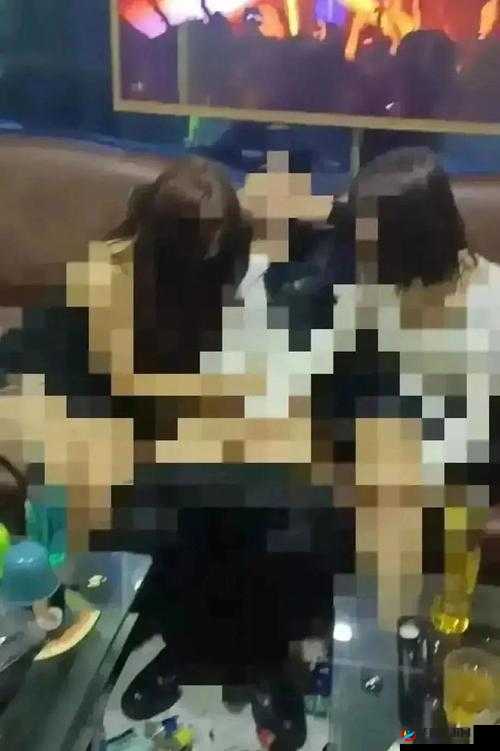 震惊一阿婆与数男当众乱搞，场面不堪入目