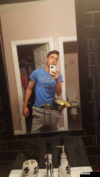 野外猛男那极具震撼力的粗壮鸡巴的独特魅力展现