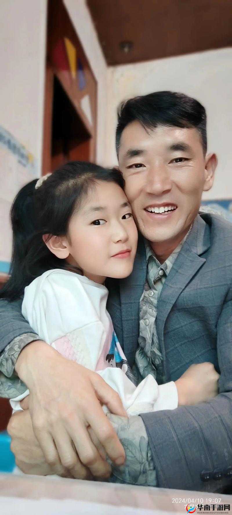 女儿主动给爸消火：贴心小棉袄用爱熄灭父亲心中怒火