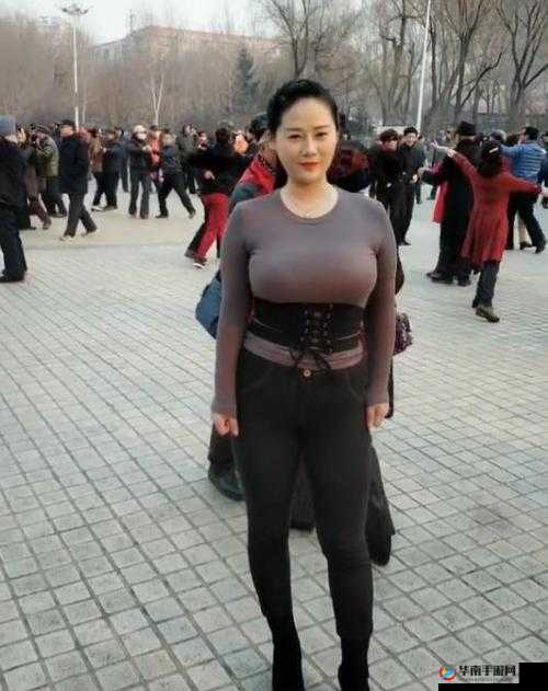 丰满老熟妇在仙踪林展现别样风情：好大bbbbb