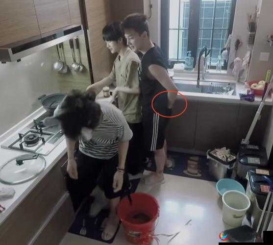 光屁股的岳：厨房里的意外之喜