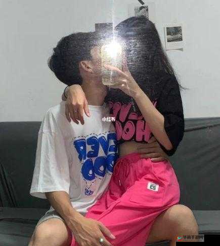 女生坐男生腿上睾丸疼正常吗图片：深度解析与探讨