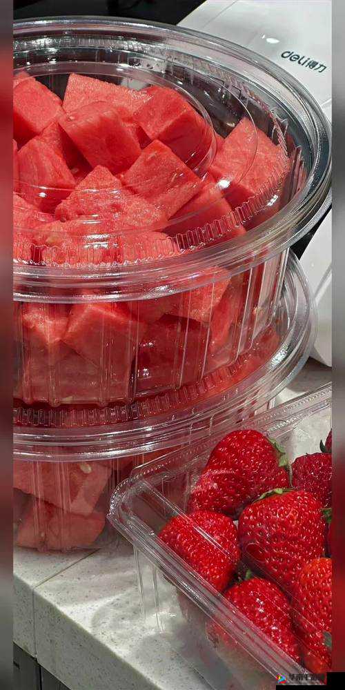 西瓜 with 草莓 ：夏日里的甜蜜水果组合邂逅记