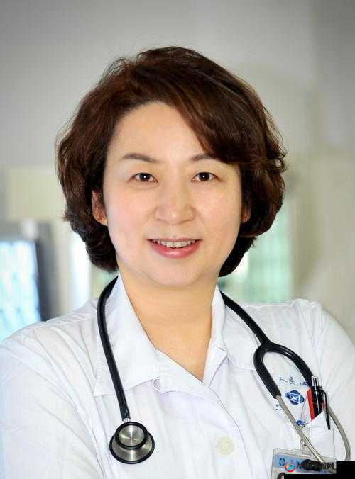 女患者做 B 超检查时医生边做边指导：专业操作与患者隐私保护并重