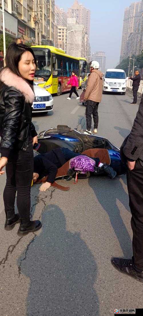 公交上被挤倒：我和闺蜜的惊险遭遇