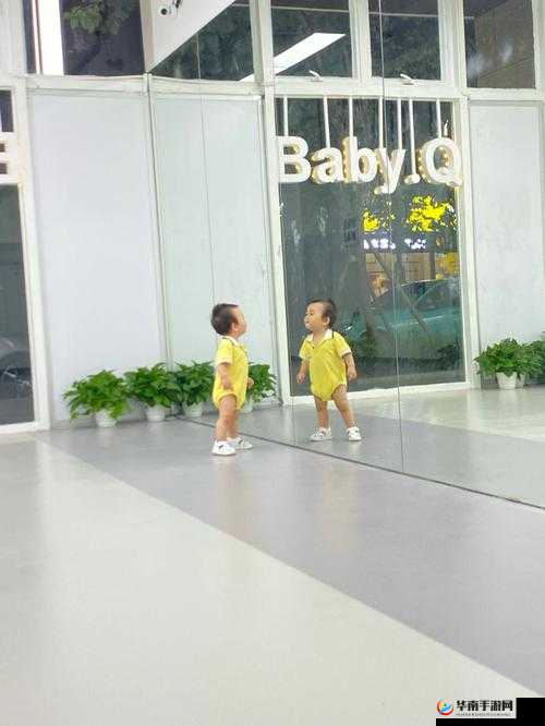 宝宝把脚抬高看镜子：探索小小世界里的奇妙瞬间