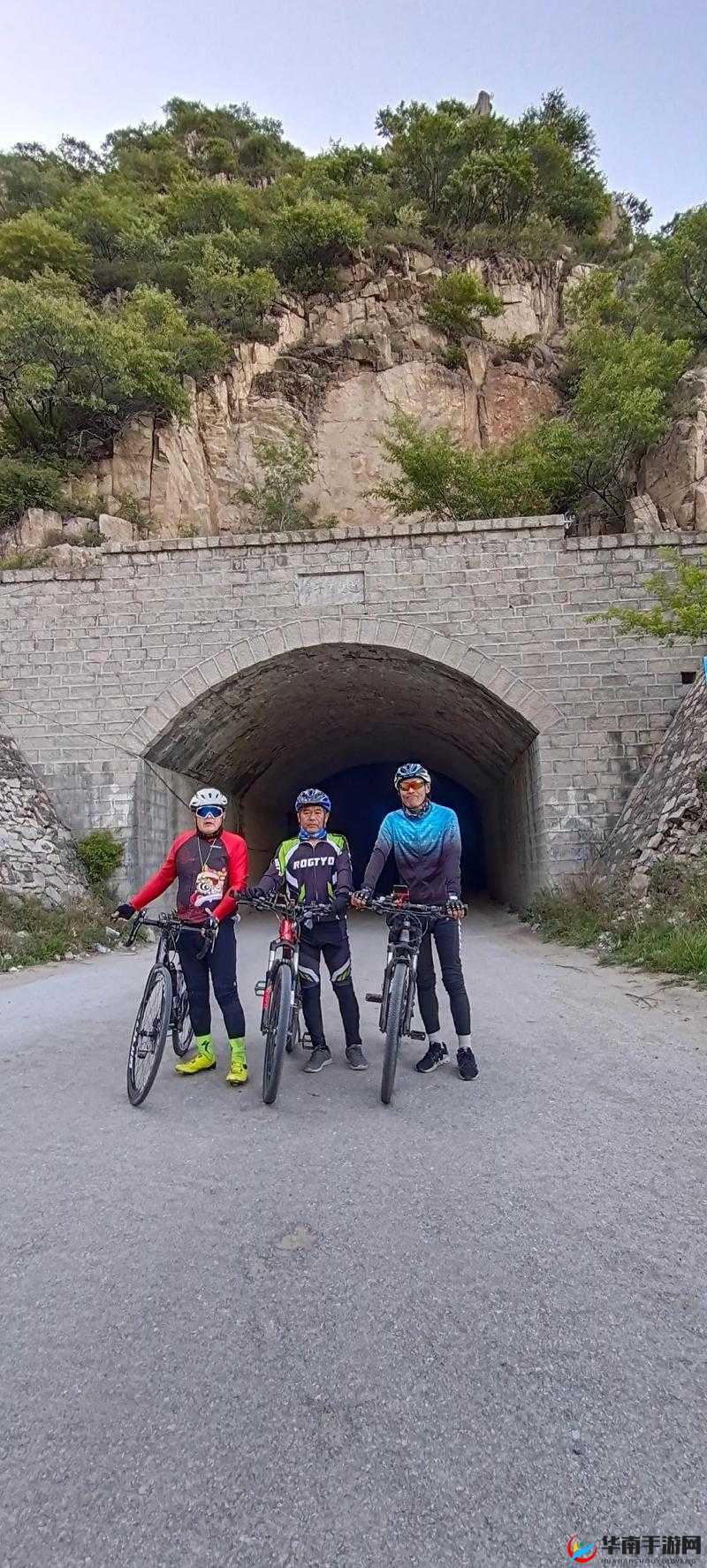 骑行三人行:探索未知的风景