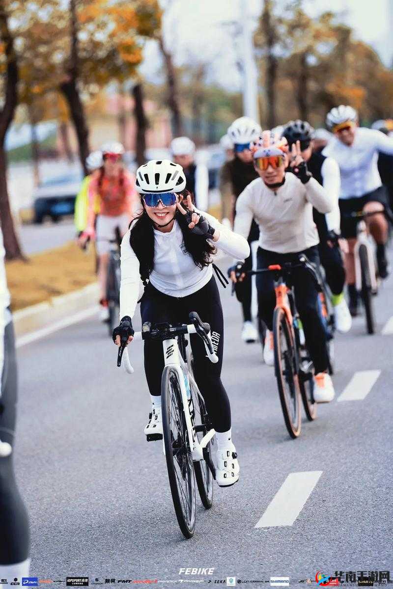 一前一后三位骑行者一同潇洒骑行的欢乐景象