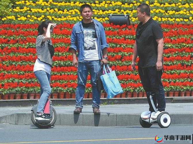 站在公交车里抓着摇曳的手环：在摇晃中寻找平衡