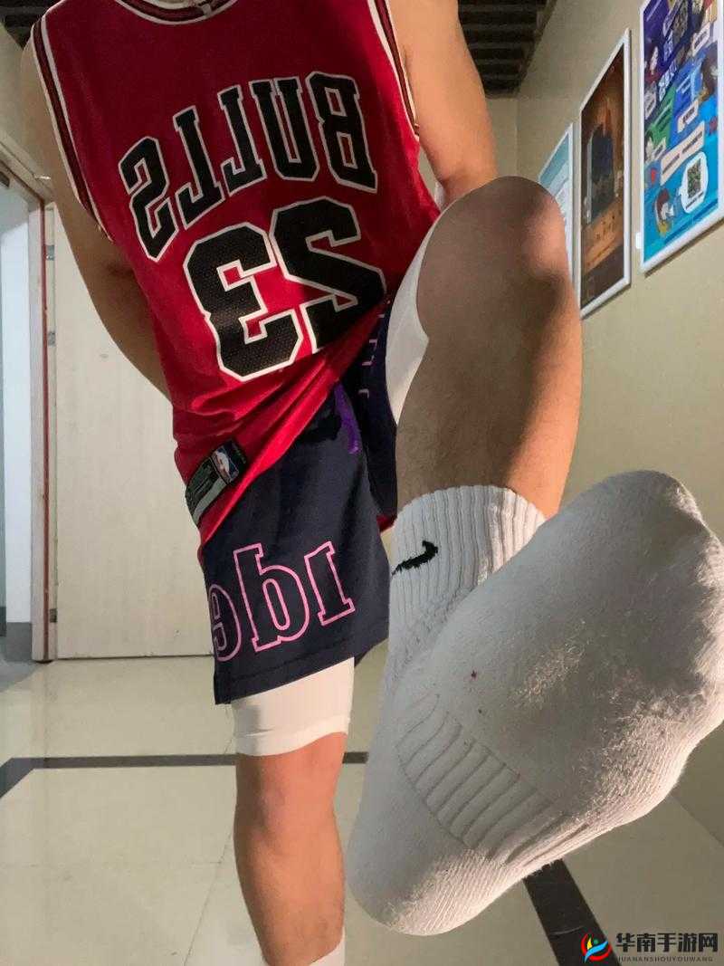 白袜体育生 Gay 私密自慰：探索青春的冲动与欲望