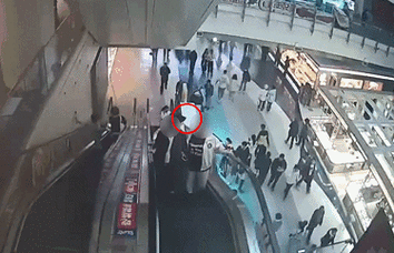 男子逛街时突然按下神秘按钮，究竟隐藏着什么秘密？