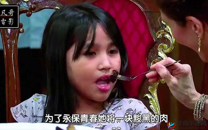 一小孩半夜神秘喂女孩吃困吧引众人猜测