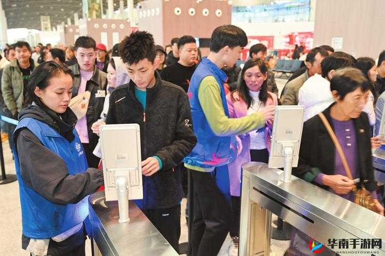 检票员依尺寸规范引导乘客从下面检票上车