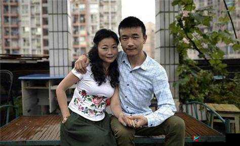 专约老阿姨精神小伙返场是真的吗：揭秘背后的真相