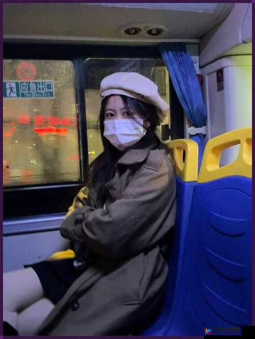 公交车内抓着摇曳手环的那一幕引人深思