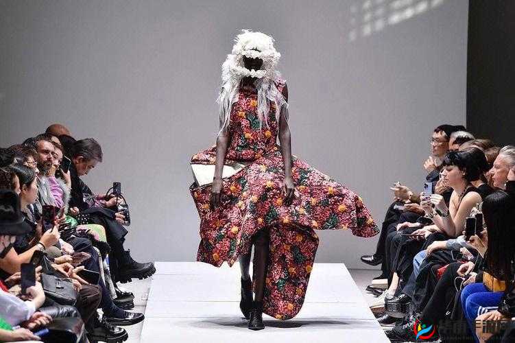 日本 COMME des GARÇONS 时尚潮流引领风尚