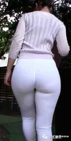 BBw 女子在女厕畅快撒尿引关注