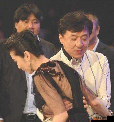 成龙狂吻阿拉蕾引发大众争议及社会关注