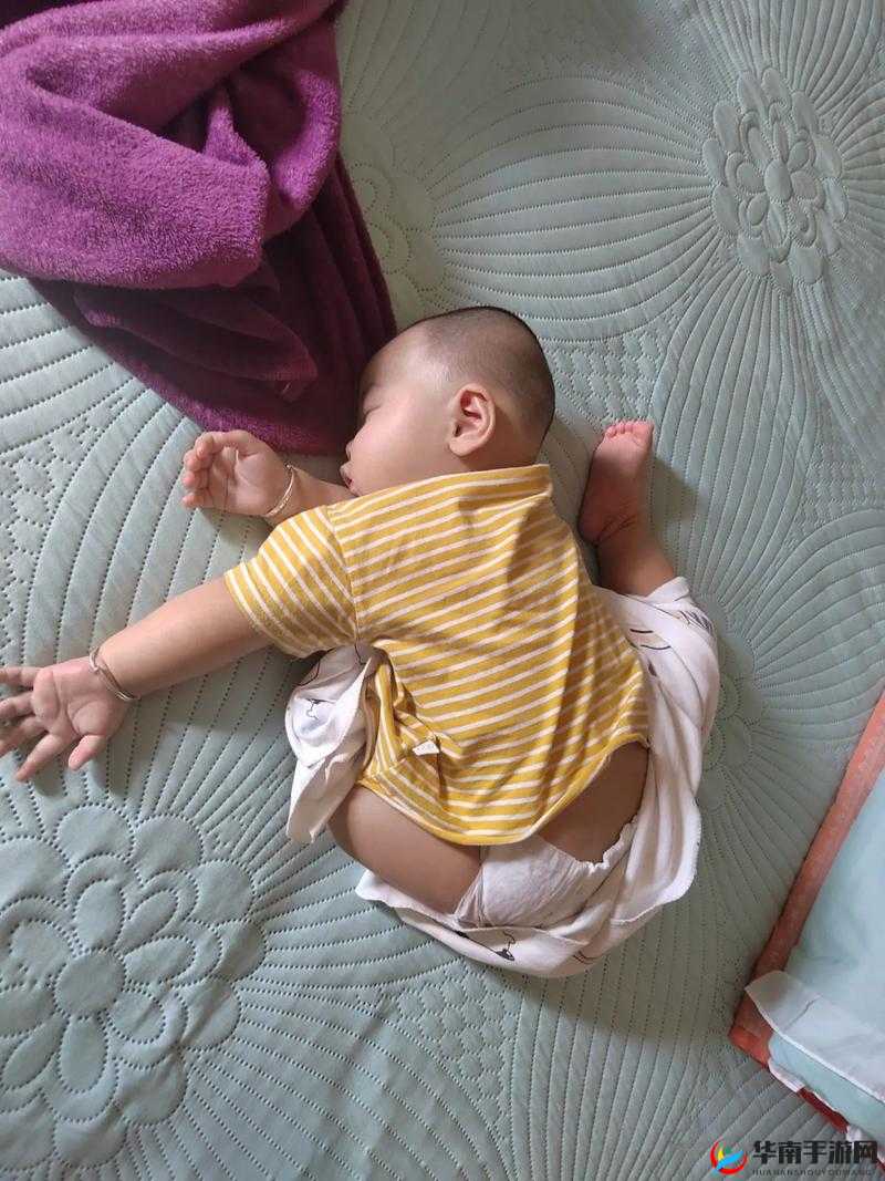 宝宝躺着双腿往上翘 可爱模样惹人爱