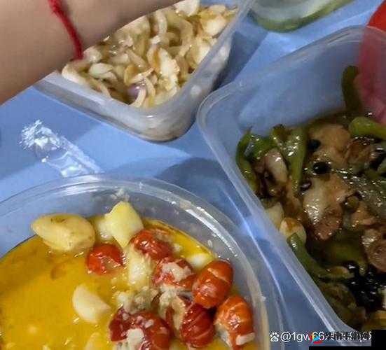 外卖小伙大快朵颐吃着大鲜肉的独特场景