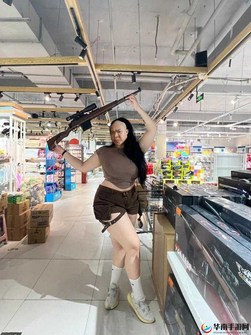 老妇女 BBWBWB 因行为艺术成为网络热点