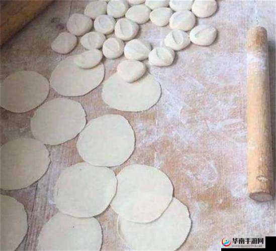 女朋友让我帮忙翻她包的饺子皮啦