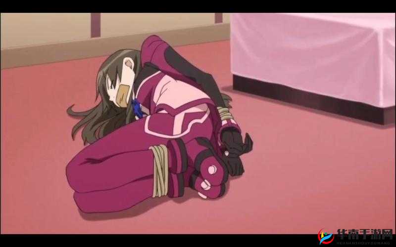 女生手脚绑起来嘴巴用胶带封上被放置在黑暗房间