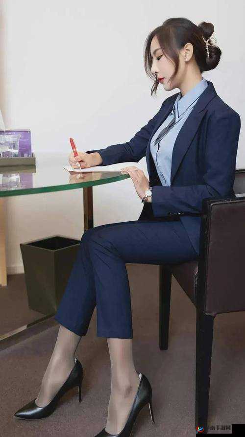 香艳职场：极品销售客服的上班日常：充满诱惑与挑战