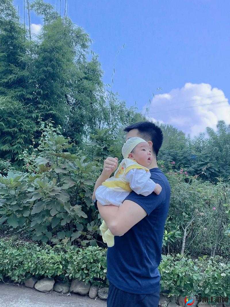 宝宝对准自己坐下来爸爸，温馨亲子时光开启啦