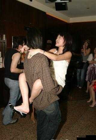 淫娃群交之狂野混乱不堪的激情派对