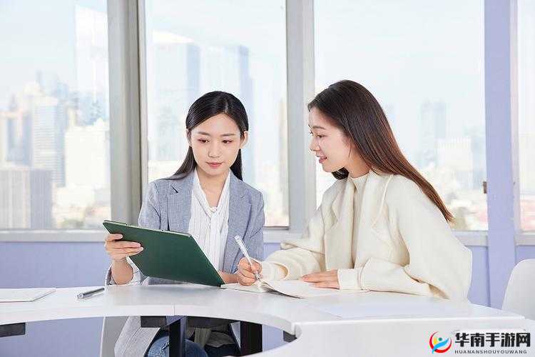 开会在桌子下反正他们看不见：这种行为背后的心态剖析